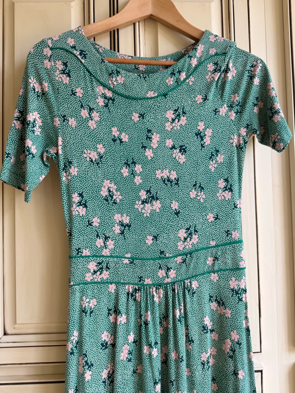 Boden Green Floral Short-Sleeve Midi Dress with Pink Blossoms - Picture 2 of 12